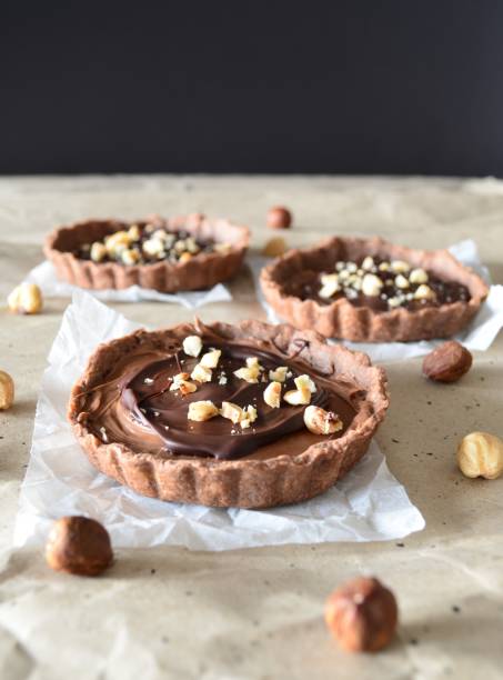istock Chocolate tarts with cream and hazelnut 986675102