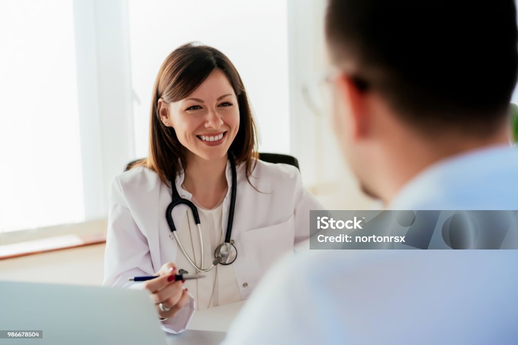 Ärztin, geben eine Konsultation zu einem Patienten und medizinische Informationen und Diagnose zu erklären. - Lizenzfrei Arzt Stock-Foto