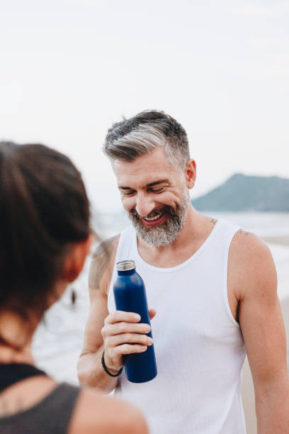 hombre agua para rehidratar - rehydrate fotografías e imágenes de stock