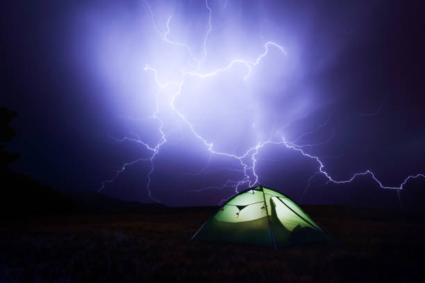 niesamowite niebo z błyskawicą i namiotem - summer landscape flash zdjęcia i obrazy z banku zdjęć