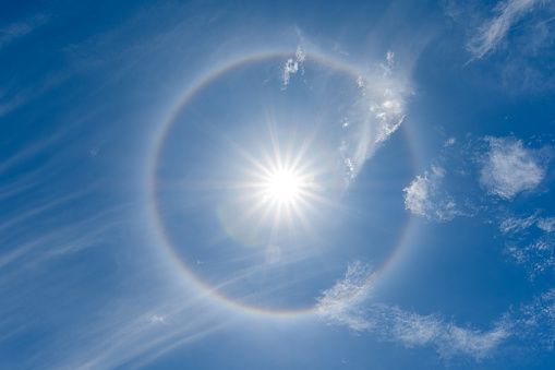 halo solar o antelia, crea alrededor del sol una corona de arco iris, fenómeno meteorológico photo