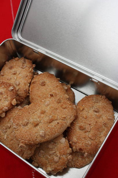istock Almond cookies in a white metal box 986716428