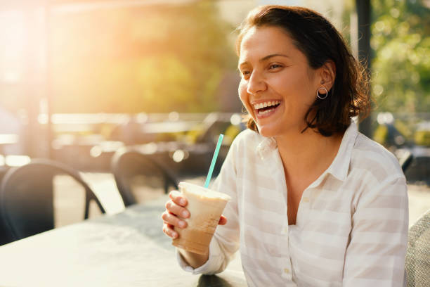 mulher bebendo café gelado - iced coffee - fotografias e filmes do acervo