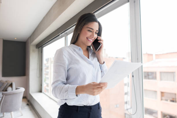 heureuse femme d'affaires, parler sur le téléphone - sonner photos et images de collection