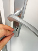 metalldraht-innen-keylock-als-einbruch-konzept.jpg?b=1&s=170x170&k=20&c=7gr-KR7FcA7XUxLbwfmulNP6j6-QBC9BUr-oQgh45Gs=