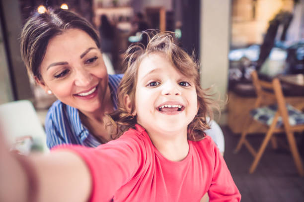 istock Mother and daughter in cafe 986754092