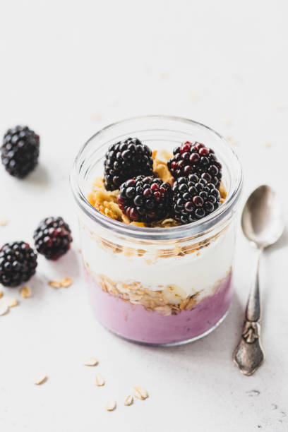 parfait sano per la colazione con mora, yogurt e muesli - yogurt yogurt container strawberry spoon foto e immagini stock