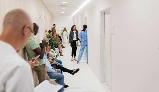 salle d’attente dans un hôpital - cohue photos et images de collection