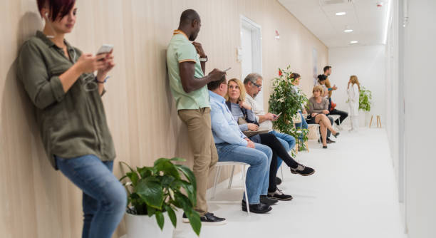 wachtzaal in een ziekenhuis - huisarts druk stockfoto's en -beelden