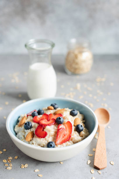 istock Healthy Breakfast Oatmeal Porridge Bowl 986792472