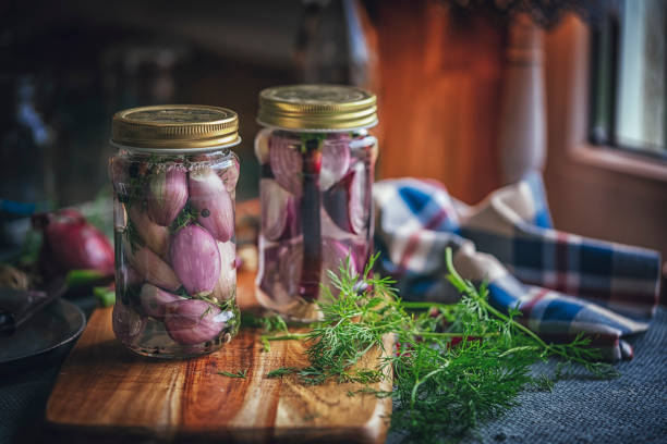 conservar cebollas orgánicas en frascos - pickle relish fotografías e imágenes de stock