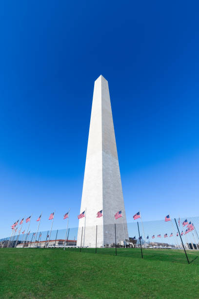 washington monument w: national mall with clear blue sky, washington dc, usa - day washington state vertical outdoors zdjęcia i obrazy z banku zdjęć