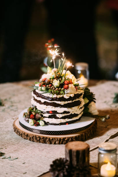 花とテーブルの上のチョコレート ケーキは、バラでウェディング ケーキ、ホイップ クリーム - flower cake cookie food ストックフォトと画像