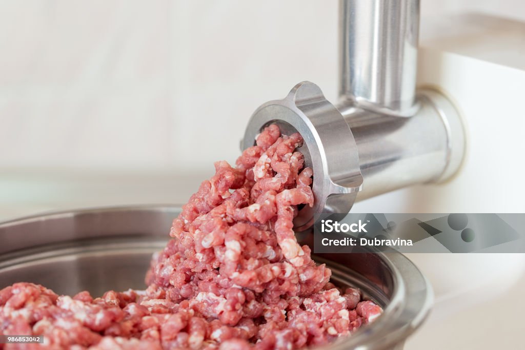 Processus de broyage dans la cuisine avec machine mincing de viande. - Photo de Viande libre de droits