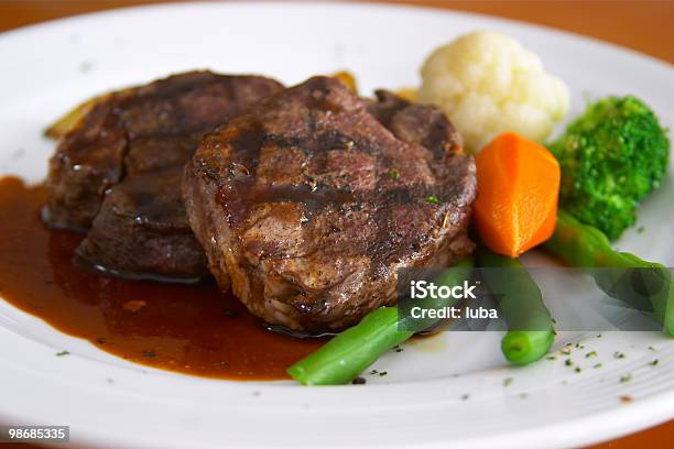 Bistecca Di Manzo - Fotografie stock e altre immagini di Alla griglia - Alla griglia, Bistecca di manzo, Carne