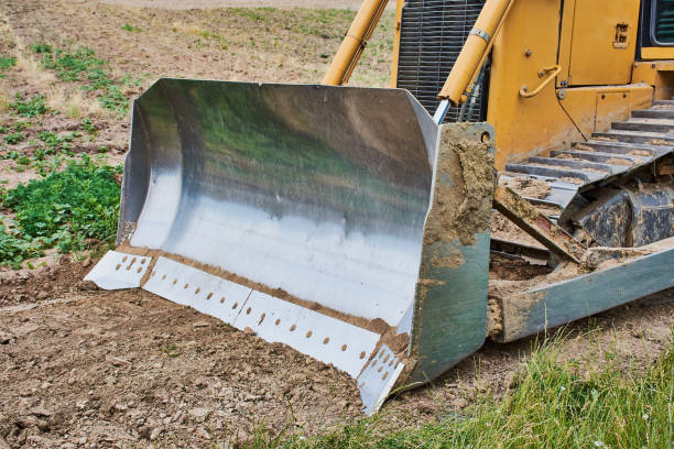 secchio di classificazione di un bulldozer - earth mover working field dirt foto e immagini stock