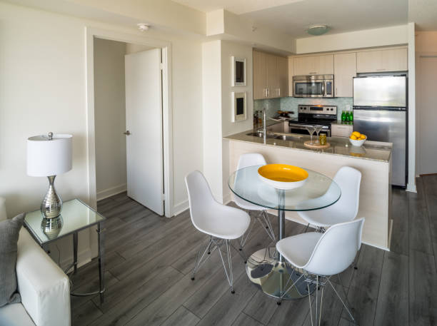 condominio alquiler interior - small domestic kitchen apartment rental fotografías e imágenes de stock