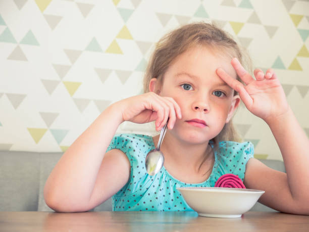 istock Girl having breakfast in a kitchen 986875712