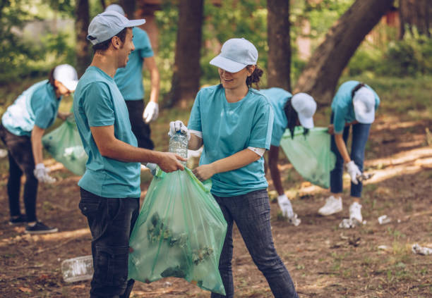 istock Young people cleaning park 986899978