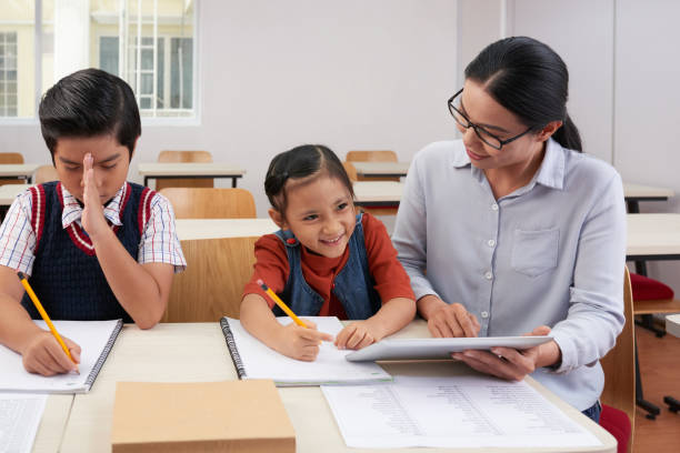 istock Woman teaching children 986913192