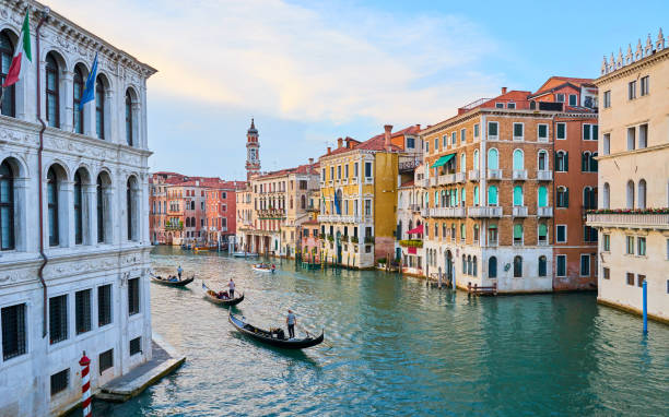 gondoliers at sunset on grand canal in venice - venice italy rialto bridge italy gondola imagens e fotografias de stock