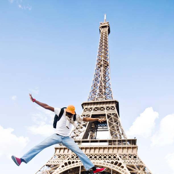 istock Pant Splinting Jump Near The Eiffel Tower 986946438