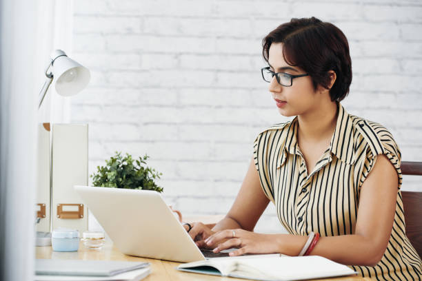 istock Business woman working in office 986952130