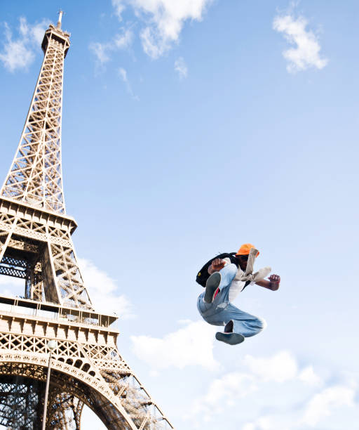 istock Pant Splinting Jump Near The Eiffel Tower 986954352