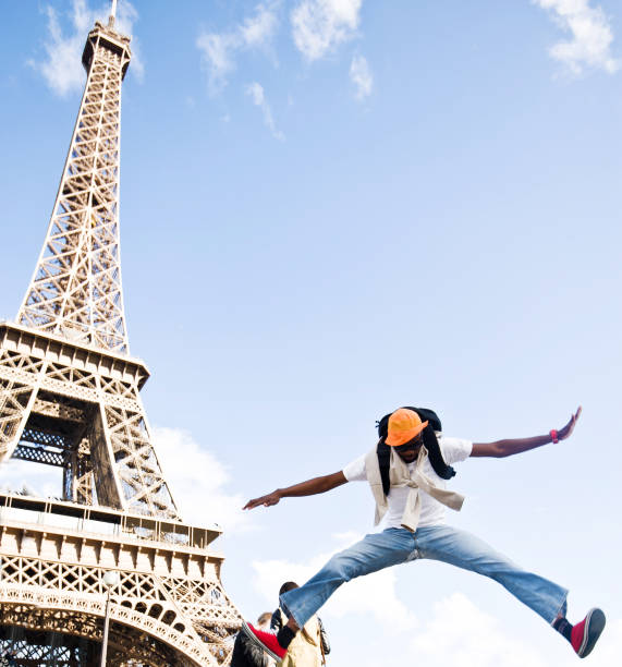 istock Pant Splinting Jump Near The Eiffel Tower 986958518