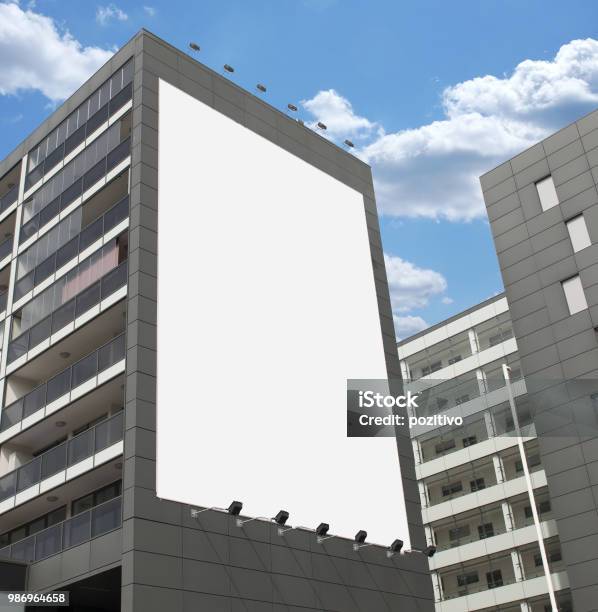 Cartel En Blanco Imitan Para Arriba Foto de stock y más banco de imágenes de Valla publicitaria - Valla publicitaria, Vertical, Arquitectura exterior