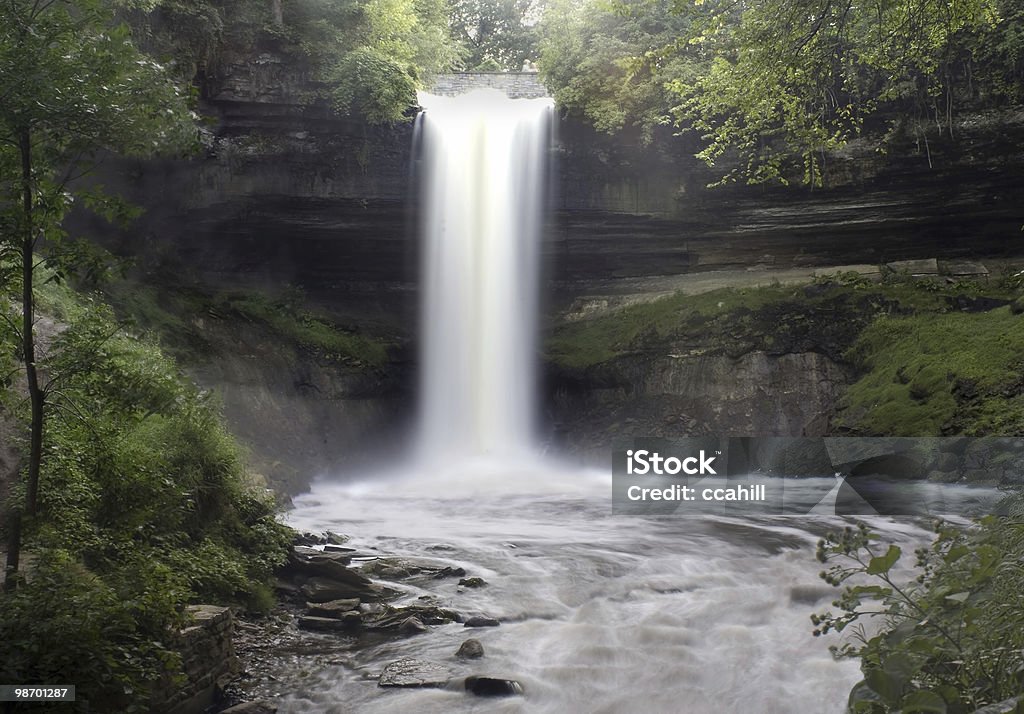 Misty cascada - Foto de stock de Agua libre de derechos