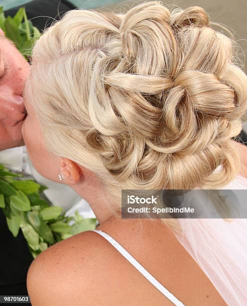 Hinter Der Kuss Stockfoto und mehr Bilder von Hochzeit - Hochzeit, Abendkleid, Besonderes Lebensereignis