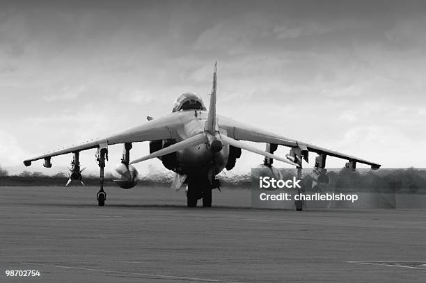 Harrier Av8b Armados Y Peligrosa Foto de stock y más banco de imágenes de Armamento - Armamento, Avión, Avión de caza
