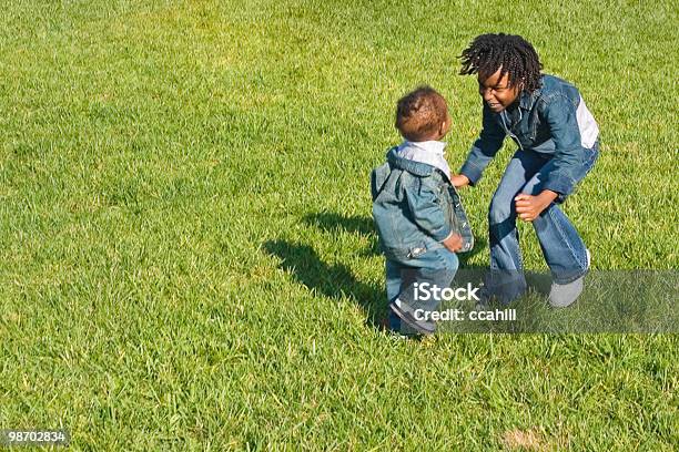 Spielt Um Stockfoto und mehr Bilder von Afrikanischer Abstammung - Afrikanischer Abstammung, Afro-amerikanischer Herkunft, Bruder