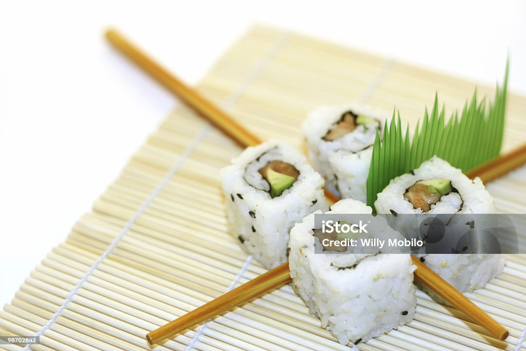 Rollo de Sushi estructurado sobre blanco - Foto de stock de Aguacate libre de derechos