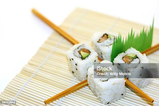Rolo De Sushi Estruturado Sobre Branco - Fotografias de stock e mais imagens de Abacate - Abacate, Almoço, Bambu - Material