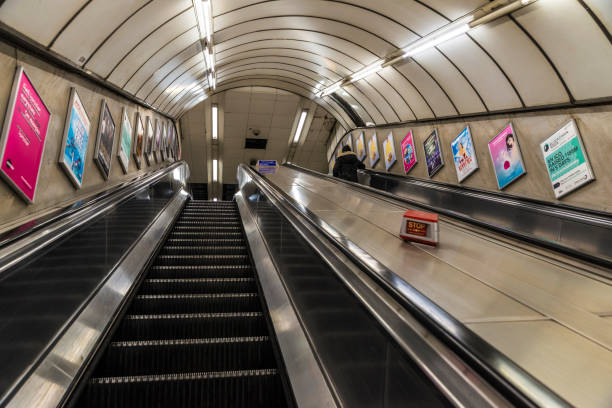 u-bahnstation in london, england, vereinigtes königreich - london england vanishing point underground diminishing perspective stock-fotos und bilder