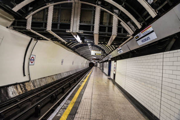 u-bahnstation in london, england, vereinigtes königreich - london england vanishing point underground diminishing perspective stock-fotos und bilder