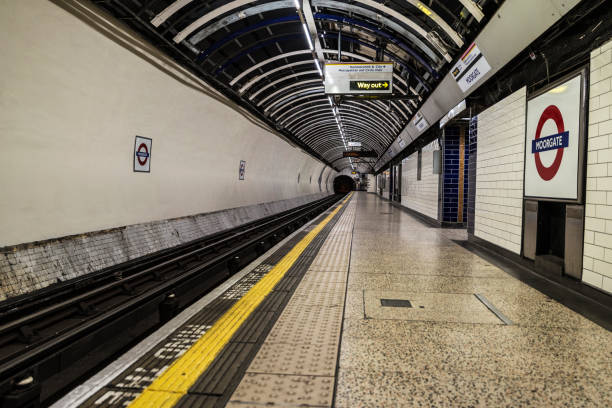 stazione della metropolitana di londra, inghilterra, regno unito - london england vanishing point underground diminishing perspective foto e immagini stock
