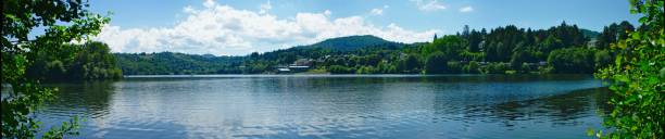 vue panoramique du lac d'aydat - lake tranquil scene landscape zen like - fotografias e filmes do acervo