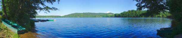 vue panoramique du lac d'aydat - lake tranquil scene landscape zen like fotografías e imágenes de stock