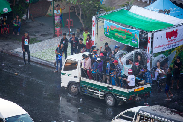 myanmar: festiwal wody thingyan - thingyan zdjęcia i obrazy z banku zdjęć