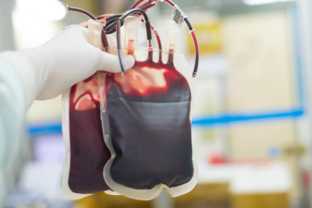 rood bloed bag girosaldi wetenschapper op witte achtergrond in laboratorium. - bloedbank stockfoto's en -beelden