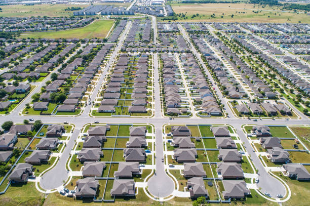 istock Modern development cup de sac endings above suburb neighborhood 987128636