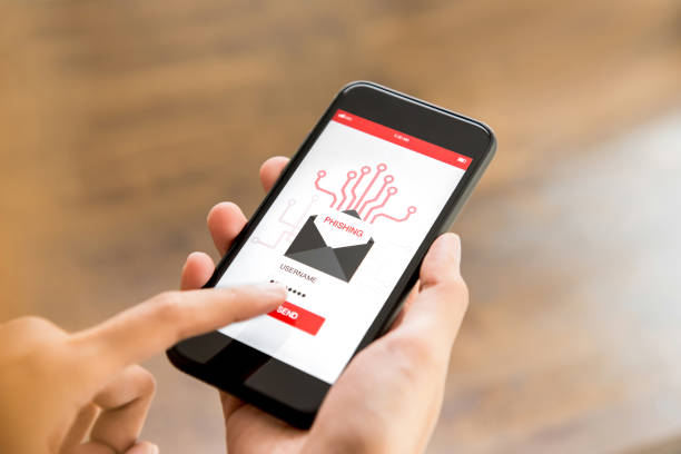 mano tocando el botón en pantalla smartphone correo electrónico de phishing - application software telephone social media smart phone fotografías e imágenes de stock