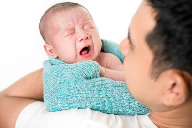 молодой папа с милым маленьким новорожденным ребенком на руках - baby yawning asian ethnicity newborn стоковые фото и изображения