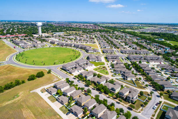 現代開発フリューゲルヴィル、テキサス州の不動�産郊外 - aerial view suburb housing development texas ストックフォトと画像