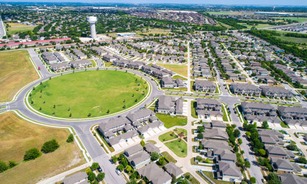 巨大な複雑なフラッガービル、テキサス州の不動産郊外の住宅 - aerial view suburb housing development texas ストックフォトと画像