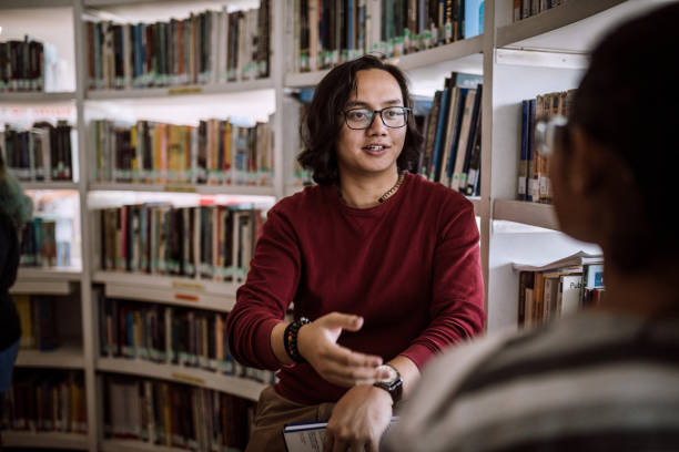 학생 들은 도서관에서 서로 알아 - librarian 뉴스 사진 이미지