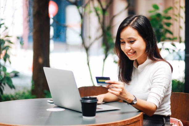 istock online shopping in the cafe 987132922